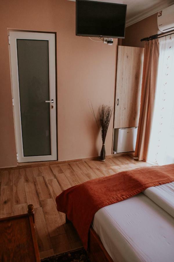 Hotel-Restaurant Milenium Nagyszalonta Kültér fotó