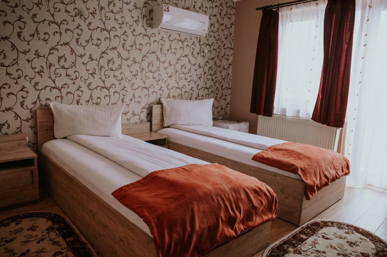 Hotel-Restaurant Milenium Nagyszalonta Kültér fotó