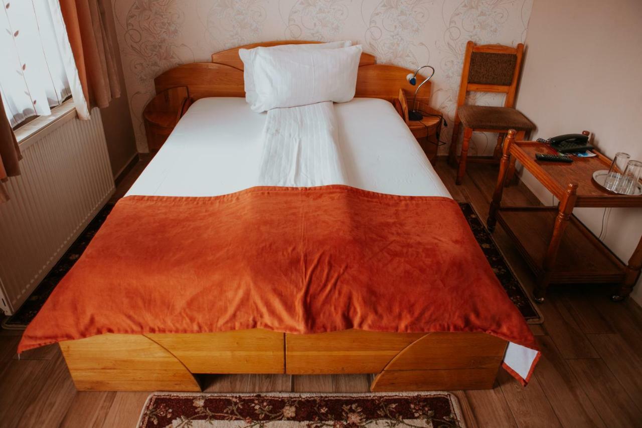 Hotel-Restaurant Milenium Nagyszalonta Kültér fotó