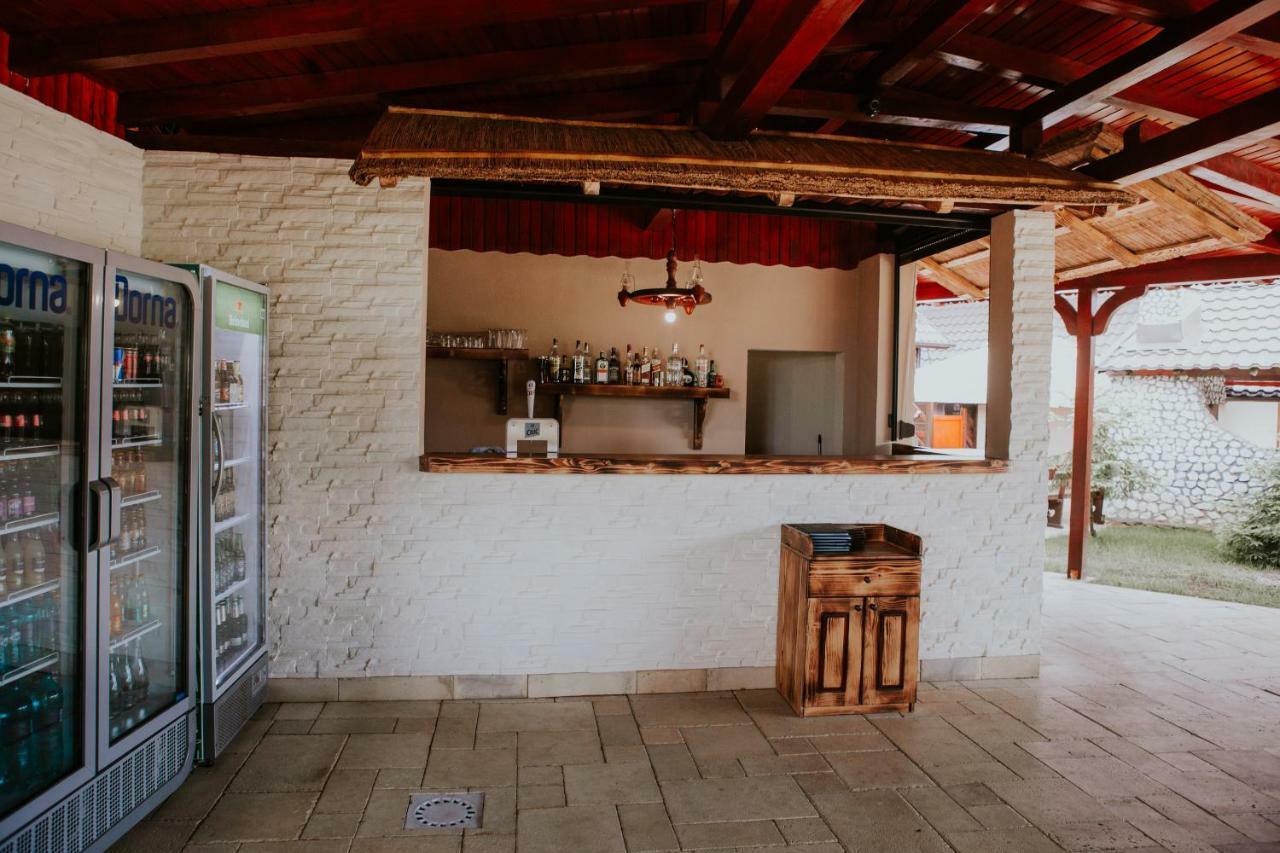 Hotel-Restaurant Milenium Nagyszalonta Kültér fotó