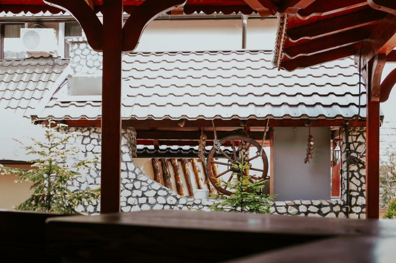 Hotel-Restaurant Milenium Nagyszalonta Kültér fotó